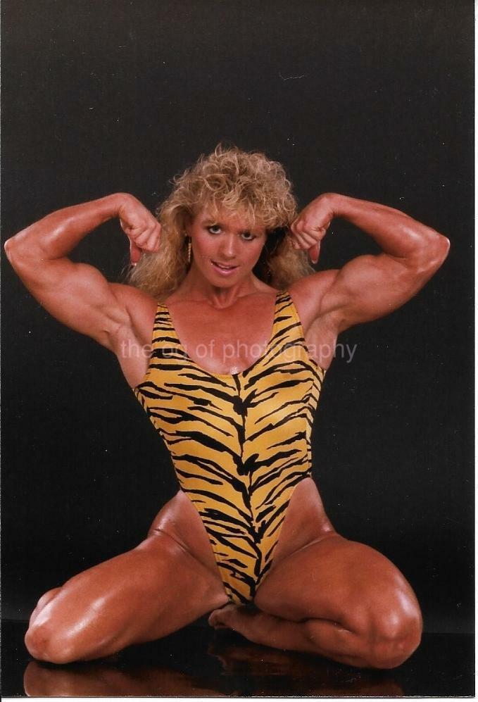 FEMALE BODYBUILDER 80's 90's FOUND Photo Poster painting Color MUSCLE WOMAN Original EN 17 23 I