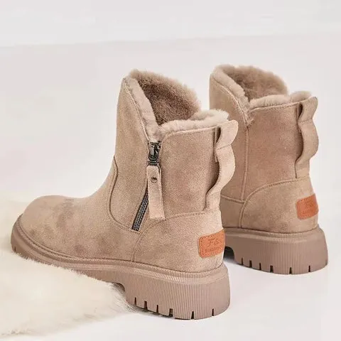Ein Paar gemütliche Aprikosen-Winterstiefel mit weichem Futter und seitlichem Reißverschluss, perfekt für kühles Wetter.