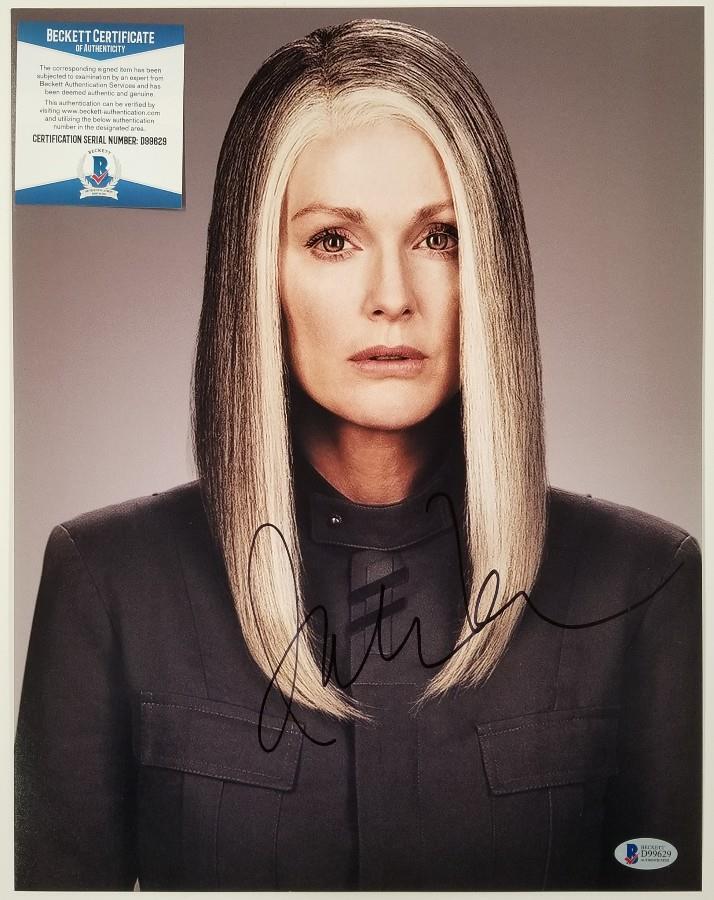 JULIANNE MOORE Signed 11x14 Photo Poster painting Actress Hunger Games Auto (B)~ Beckett BAS COA