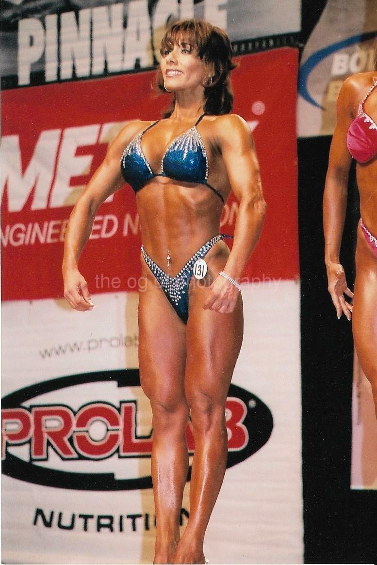 Muscle Woman FOUND Photo Poster paintingGRAPH Color PRETTY BODYBUILDER Original GIRL 07 2 M