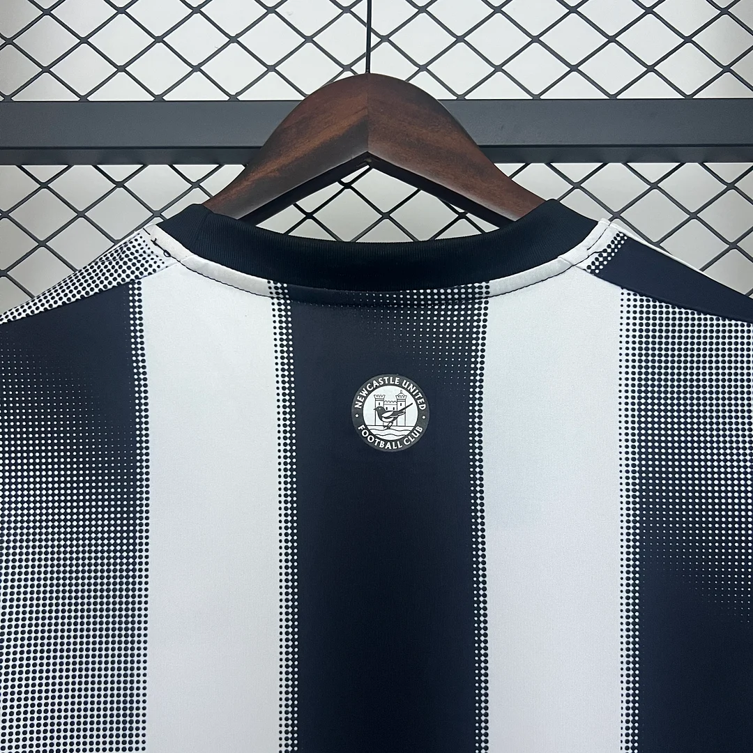 25/26 Newcastle United Home Football Shirt 1:1 Thai Quality