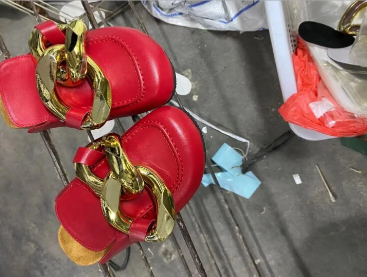 Sandals Brand Designed Women's Slippers Fashion Big Gold Chain Sandals Shoes Mul Round Toe Slippers Flat Heel Casual Slippers 42