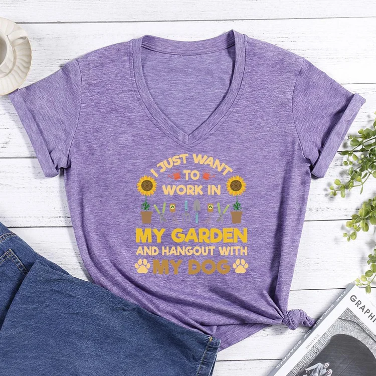 I just want to work in my gardens V-neck T Shirt