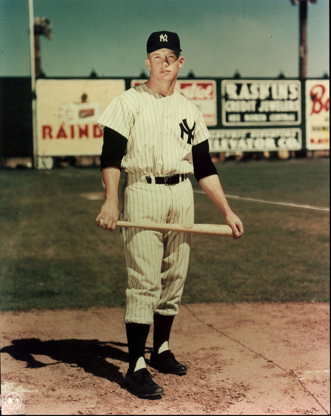 Yankees Mickey Mantle 8x10 Photo Poster paintingFile Holding Bat On Legs Photo Poster painting Un-signed