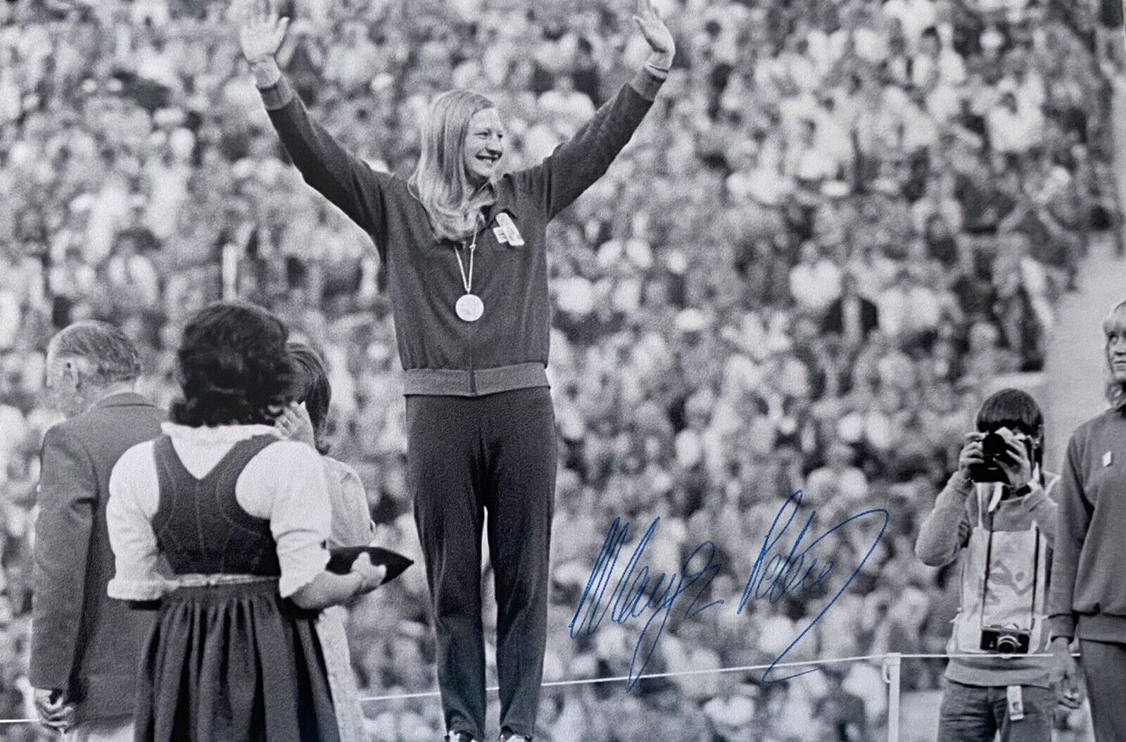 Mary Peters Genuine Hand Signed 6X4 Photo Poster painting - Team GB - Olympics - Athlete 3