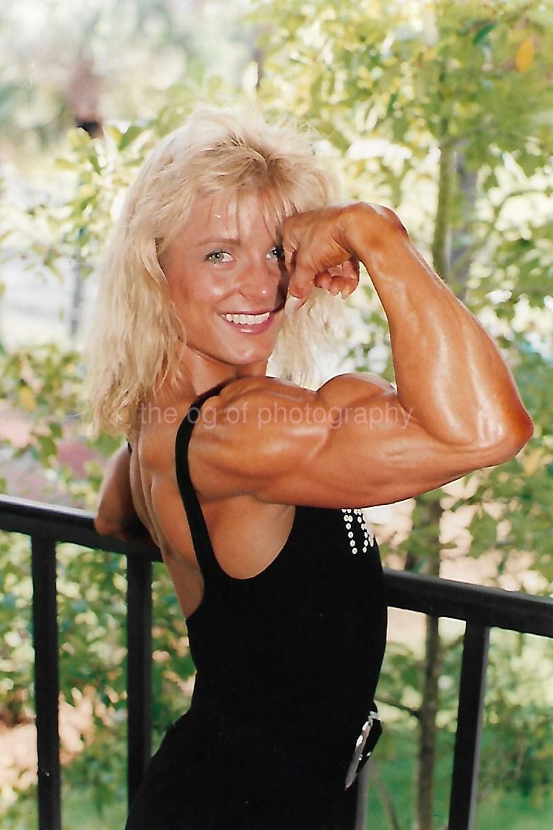 FEMALE BODYBUILDER 80's 90's FOUND Photo Poster painting Color MUSCLE WOMAN Original EN 17 11 Y