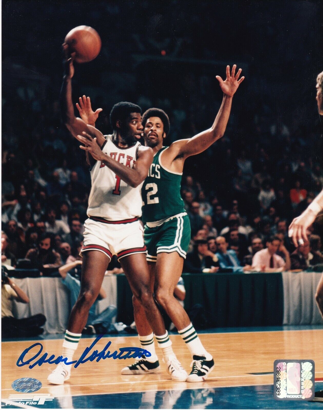 OSCAR ROBERTSON MILWAUKEE BUCKS ACTION SIGNED 8x10