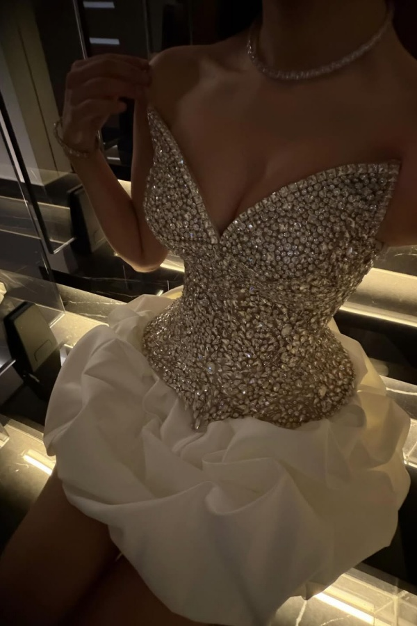 Deep V-Neck Strapless Sleeveless Short Pleated Homecoming Dress With Rhinestones | WQ0786 Wellcucu