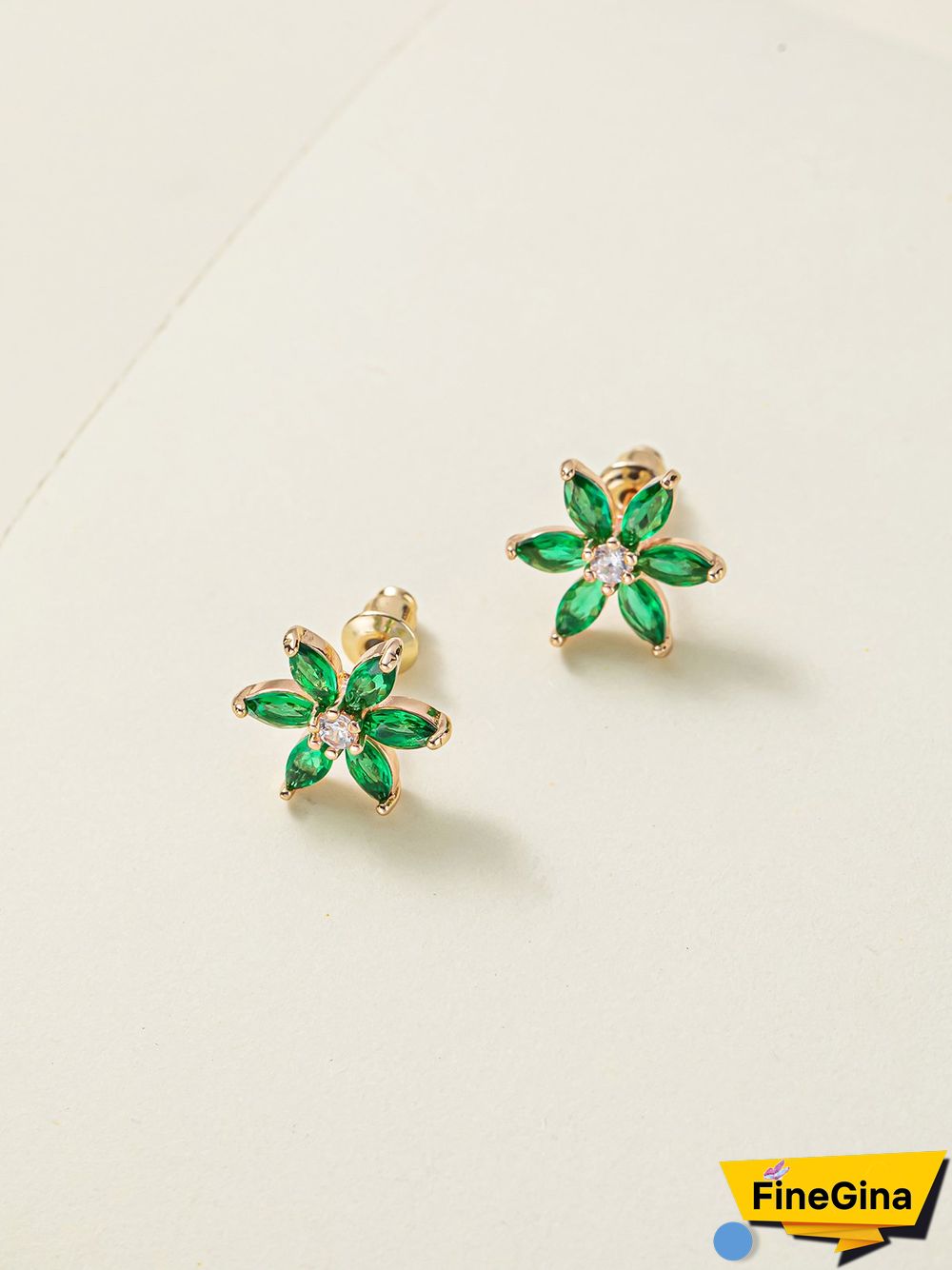 Commuter Simple Green Zircon Petal Earrings