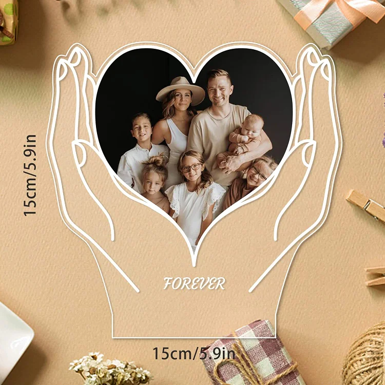 Lampada cuore nei mani con un testo e foto personalizzabili per coppia