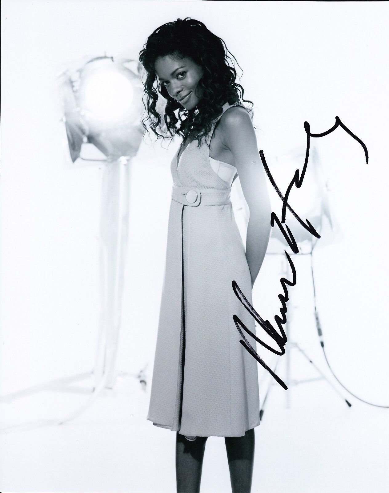 Naomie Harris Signed 10X8 Photo Poster painting SEXY IMAGE AFTAL COA (7463)