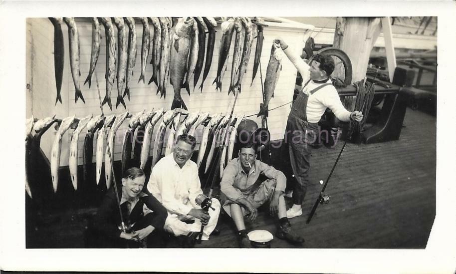 FISHING HAUL Vintage FOUND Photo Poster paintingGRAPH bw MEN FISH Original Snapshot JD 110 16 J