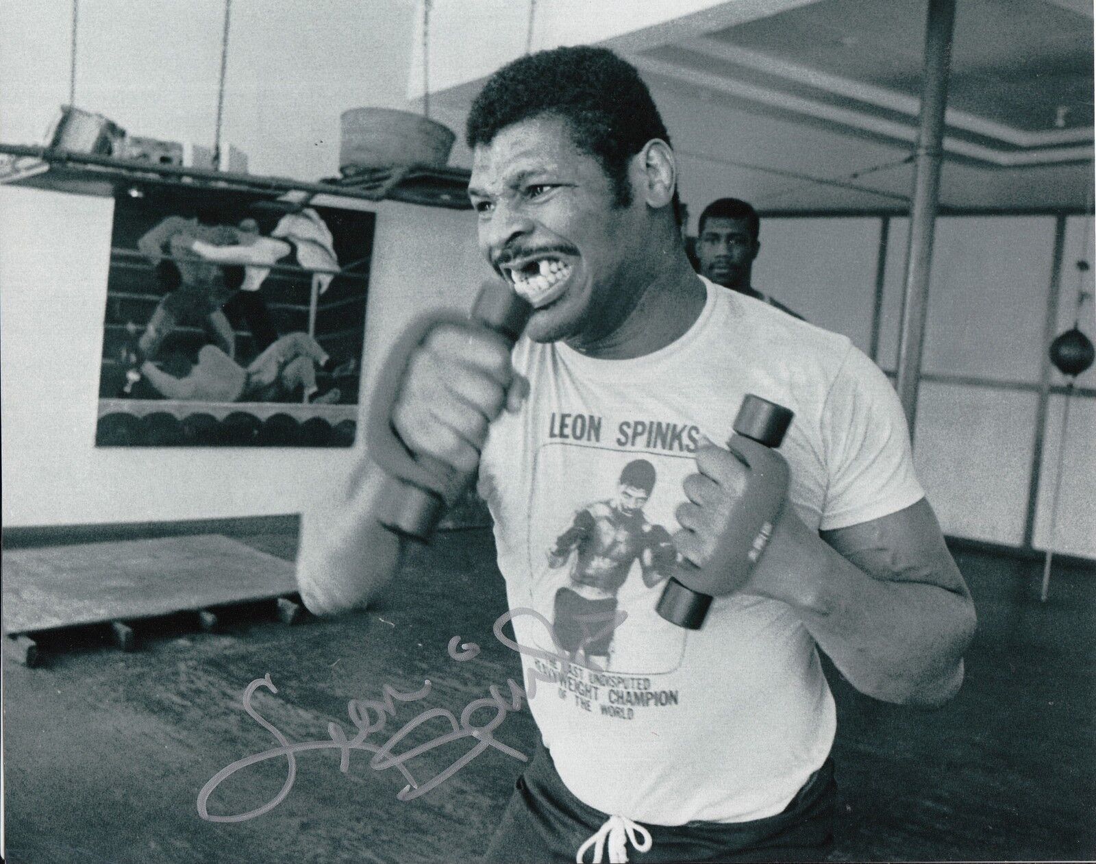 LEON SPINKS signed (BOXING CHAMPION) FIGHTING 8X10 Photo Poster painting W/COA #1