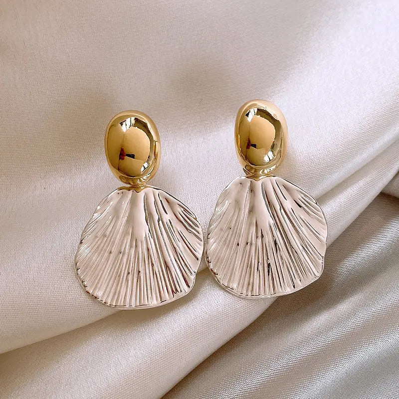 Aiertu 2024 New Classic Fashion Glossy Earrings Women Simple Korean White Shell Flower Earrings Temperament Light Luxury Jewelry Gift Aiertu