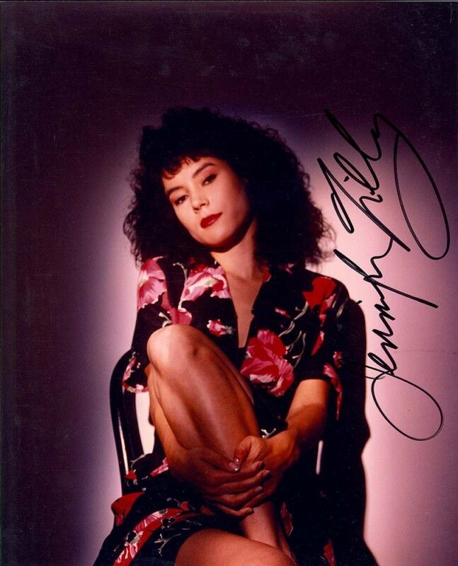 JENNIFER TILLY AUTOGRAPHED SIGNED 8X10 Photo Poster painting SITTING SEXY IN A CHAIR. WITH COA