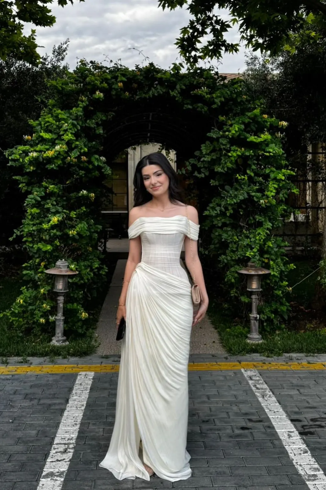 Lussooy Luxurious Off the Shoulde Pleated Floor Length Sheath Prom Dress with Split 