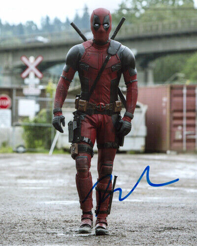 Autographed Photo Poster painting Ryan Reynolds signed 8 x 10