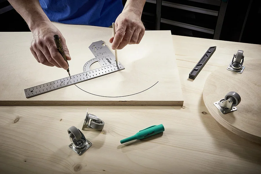 مسطرة النجارة متعددة الوظائف