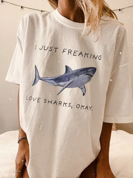 Women's I Just Freaking Love Sharks Okay Print Loose T-Shirt / DarkAcademias /Darkacademias