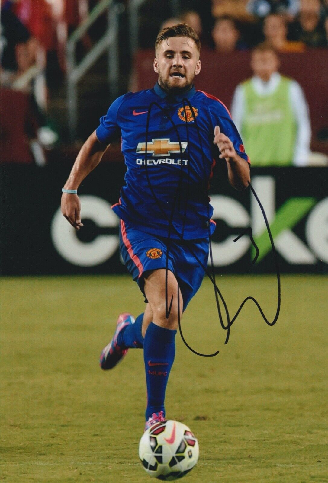 LUKE SHAW HAND SIGNED 12X8 Photo Poster painting - MANCHESTER UNITED AUTOGRAPH - FOOTBALL