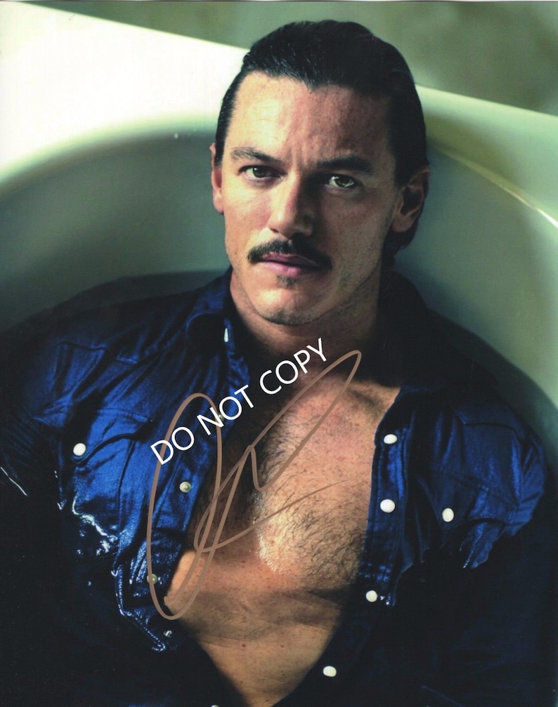 Luke Evans Actor 8 x10 20x25 cm Autographed Hand Signed Photo Poster painting