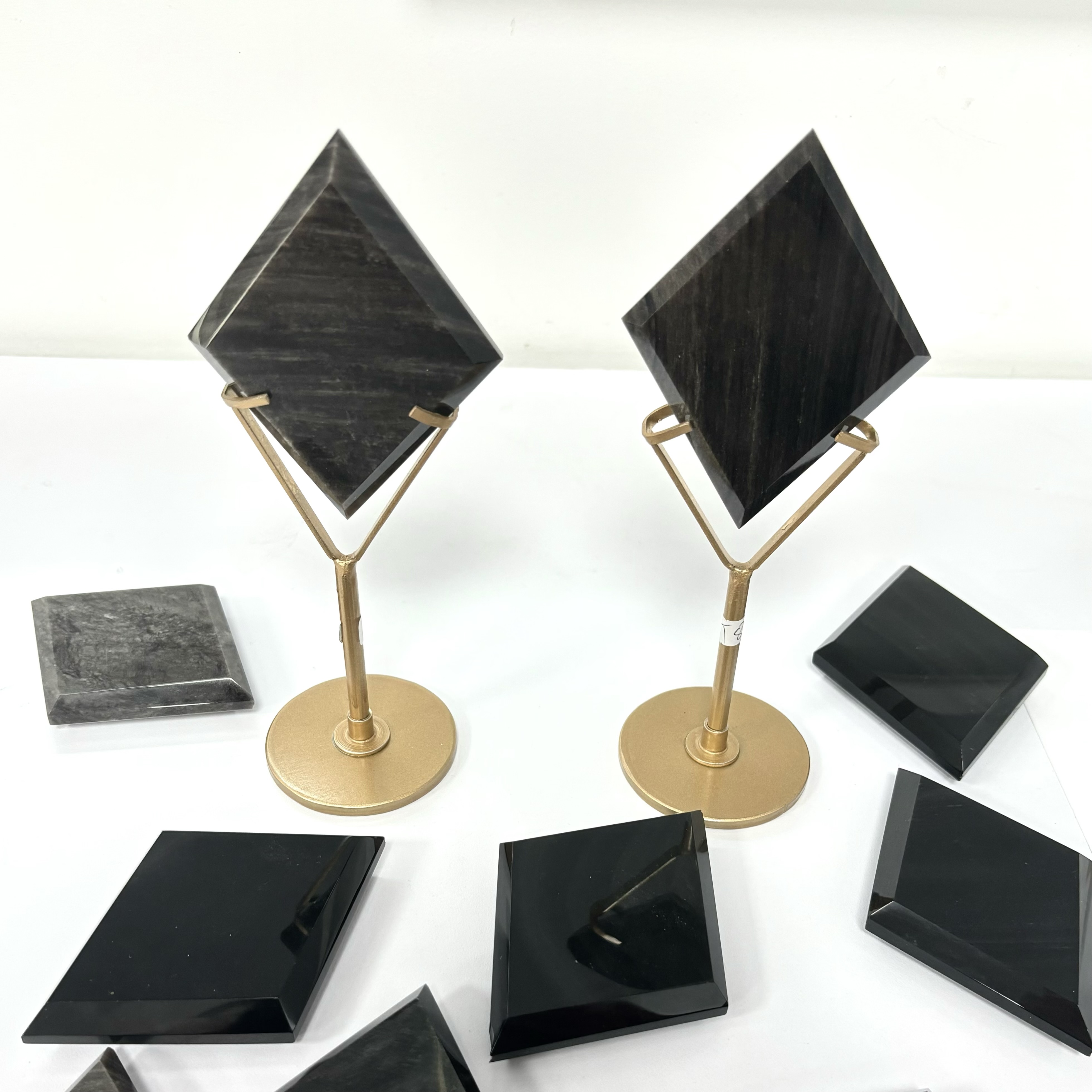 Silver Obsidian Diamond/Rhombus on Stand 1set