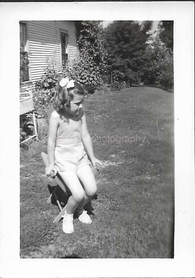 SMALL SNAPSHOT FOUND Photo Poster paintingGRAPH bw YOUNG GIRL Original Portrait JD 110 2 N