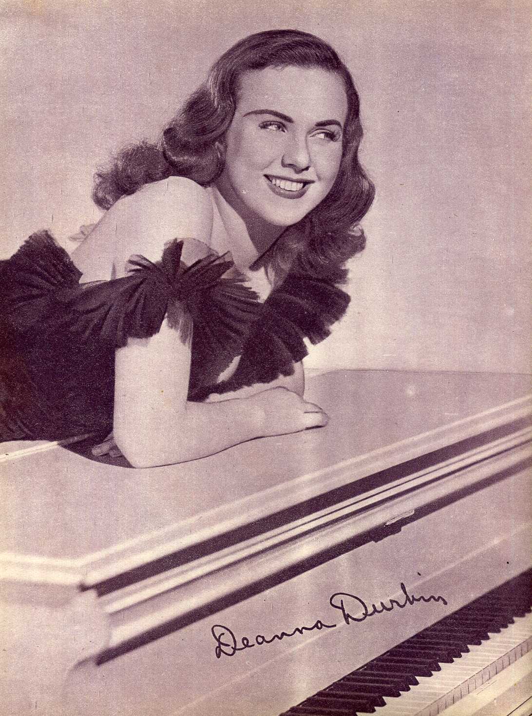 DEANNA DURBIN Signed Photo Poster paintinggraph - Film Actress & Singer - Preprint