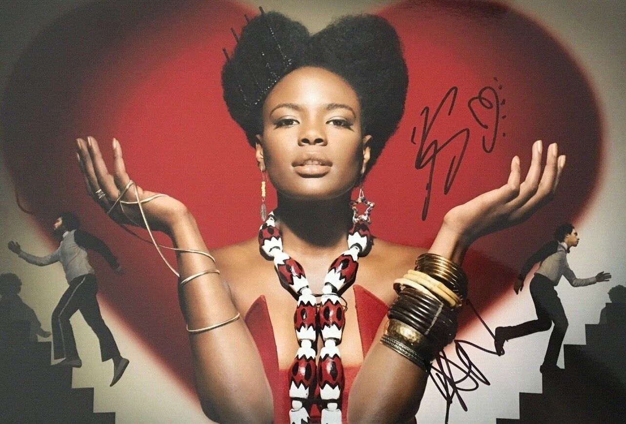 SHINGAI SHONIWA / DAN SMITH - THE NOISETTES - EXCELLENT SIGNED Photo Poster paintingGRAPH