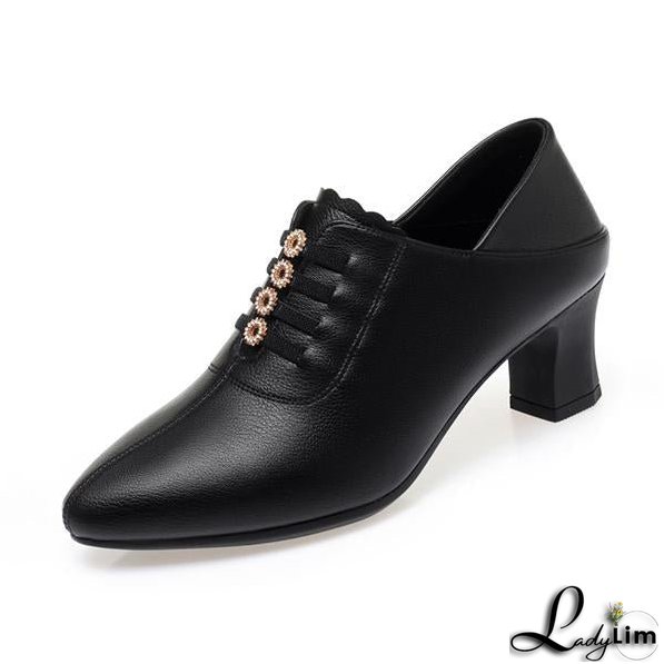 Fashionable and Minimalist winter Shoes