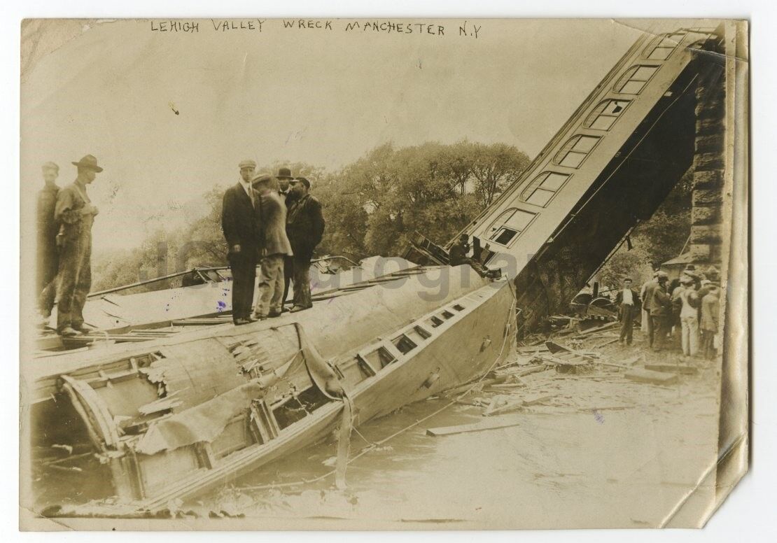 Lehigh Valley, NY, Trainwreck (Early 1900s) - Original 5x7 Silver Gelatin Photo Poster painting