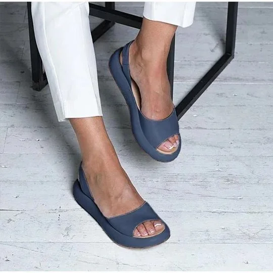 Summer casual sandals with footbed