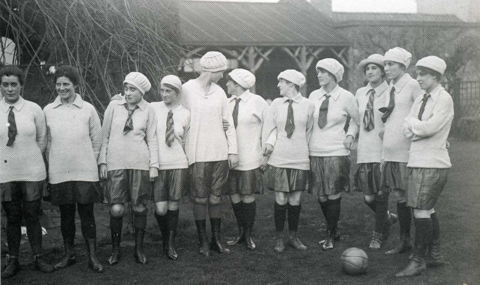 HARRODS FC B&W Photo Poster paintinggraph - Womens Football Club 1917 Line-Up - reprint