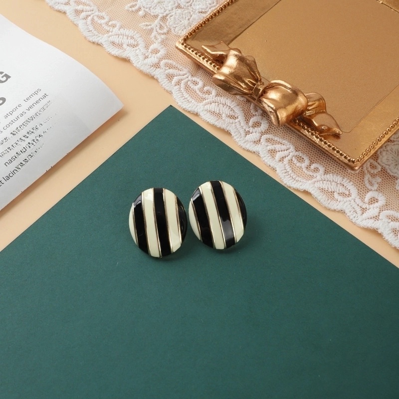 Retro Round Alloy Inlay Pearl Women’s Ear Studs 1 Pair