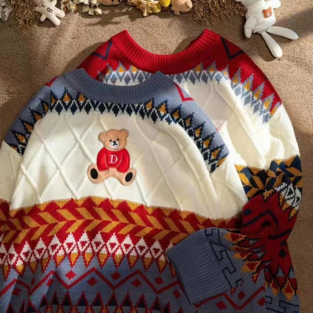 Laid-back Christmas Sweater for Men: Loose Fit with Contrast Colors and Round Neck Knit