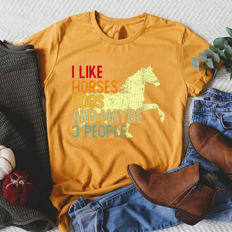 I Like Horses Dogs And Maybe 3 People Round Neck T-shirt