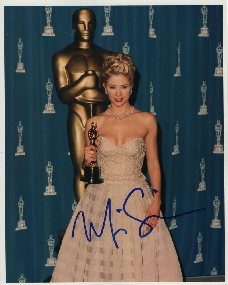 MIRA SORVINO SIGNED AUTOGRAPH 8X10 Photo Poster painting - MIGHTY APHRODITE HOLDING HER OSCAR