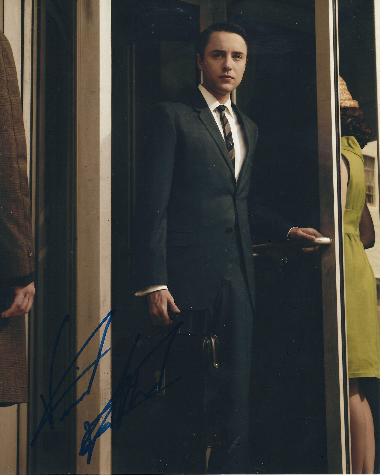 VINCENT KARTHEISER MAD MEN AUTOGRAPHED Photo Poster painting SIGNED 8X10 #1 PETE CAMPBELL