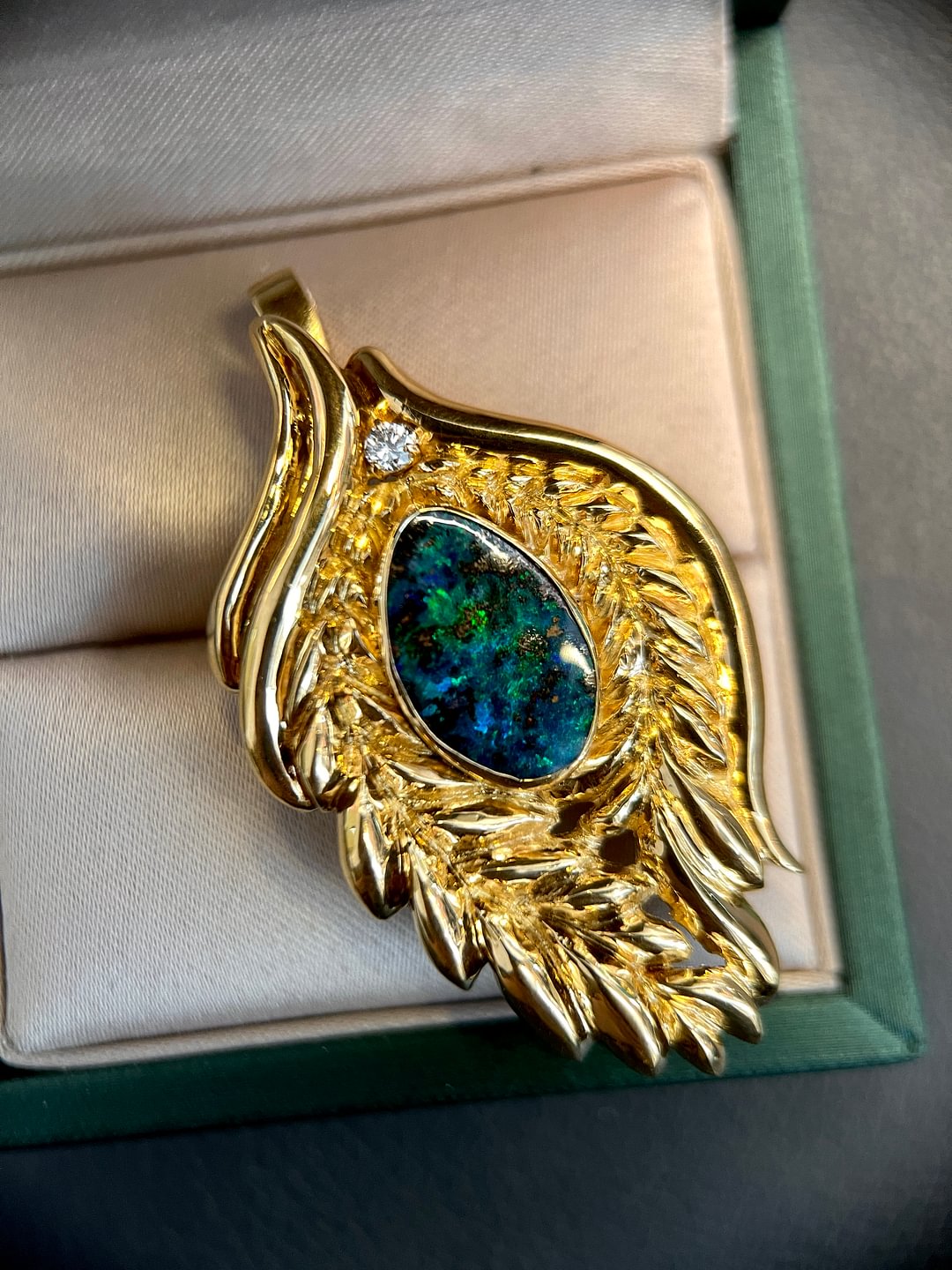 S192 孔雀翎欧泊吊坠18k金胸针两用，铁欧泊3.05ct ，钻石0.07ct，18.3g【重金，有质感】