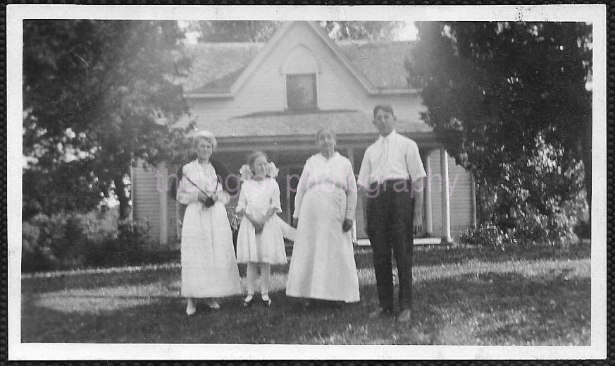 Vintage ANTIQUE FOUND Photo Poster painting Black And White Original Family Portrait 04 27 L