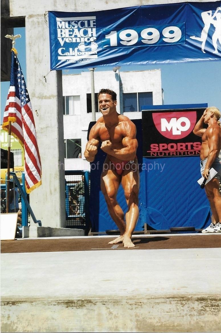 MUSCLE MAN Venice Beach California FOUND Photo Poster paintingGRAPH Bodybuilder COLOR 99 14 G