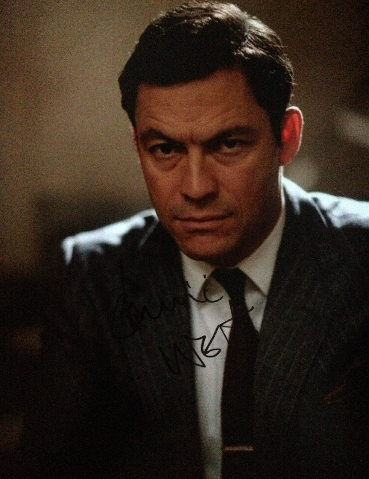 DOMINIC WEST - TOP ENGLISH ACTOR - BRILLIANT SIGNED COLOUR Photo Poster painting