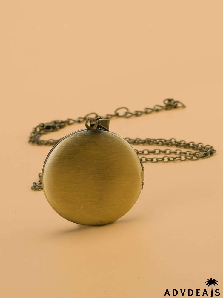 Graphic Detail Round Charm Necklace