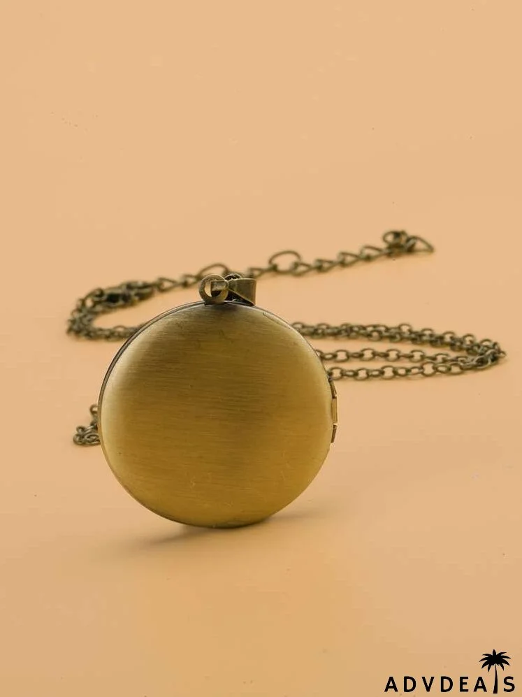 Graphic Detail Round Charm Necklace