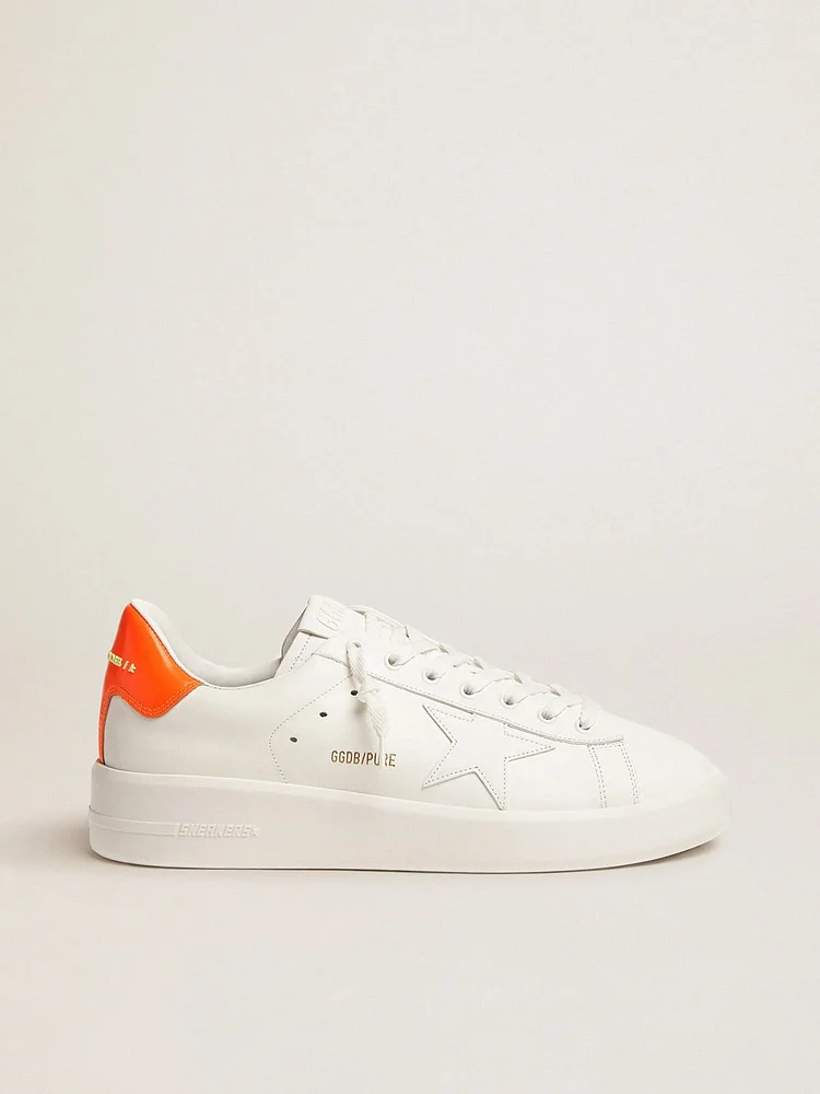 Zapatillas Purestar blancas con refuerzo en el talón de color naranja fluorescente
