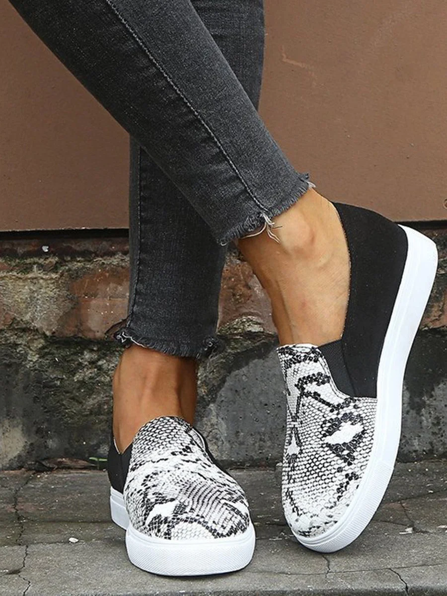 Leopard Printed Round Toe Flat Sneakers