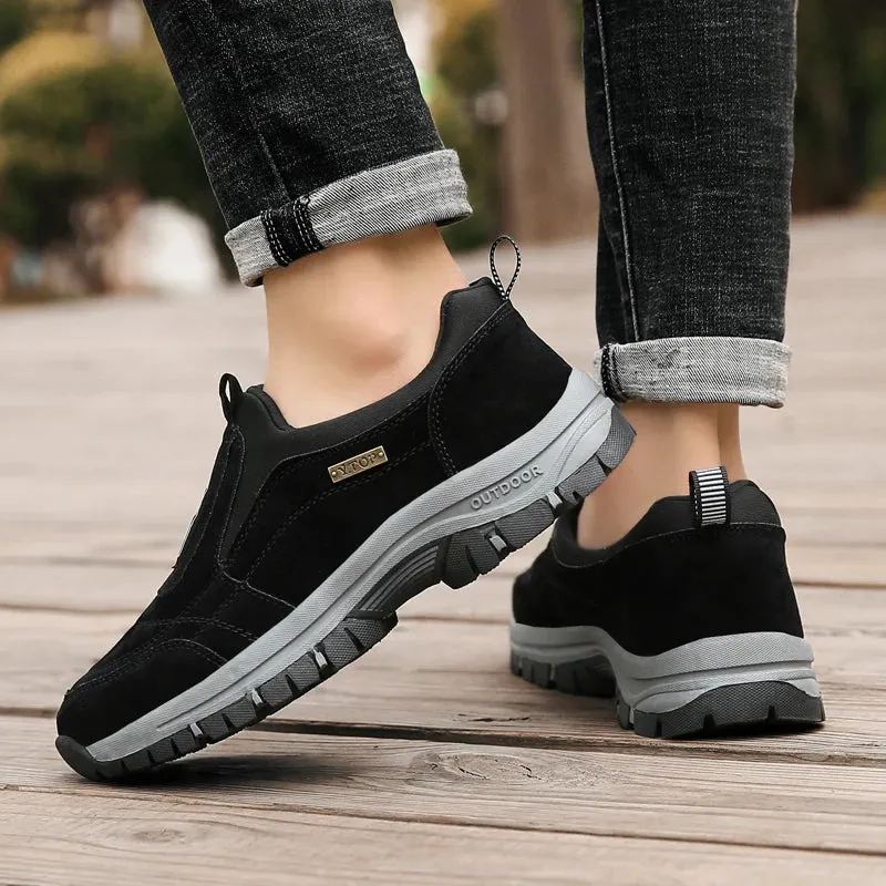 Schwarze orthopädische Wanderschuhe im Einsatz