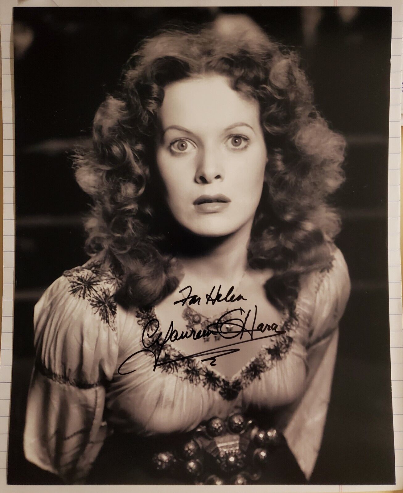 MAUREEN O'HARA SIGNED AUTOGRAPHED BW 8X10 Photo Poster painting FOR HELEN STUNNING POSE!!