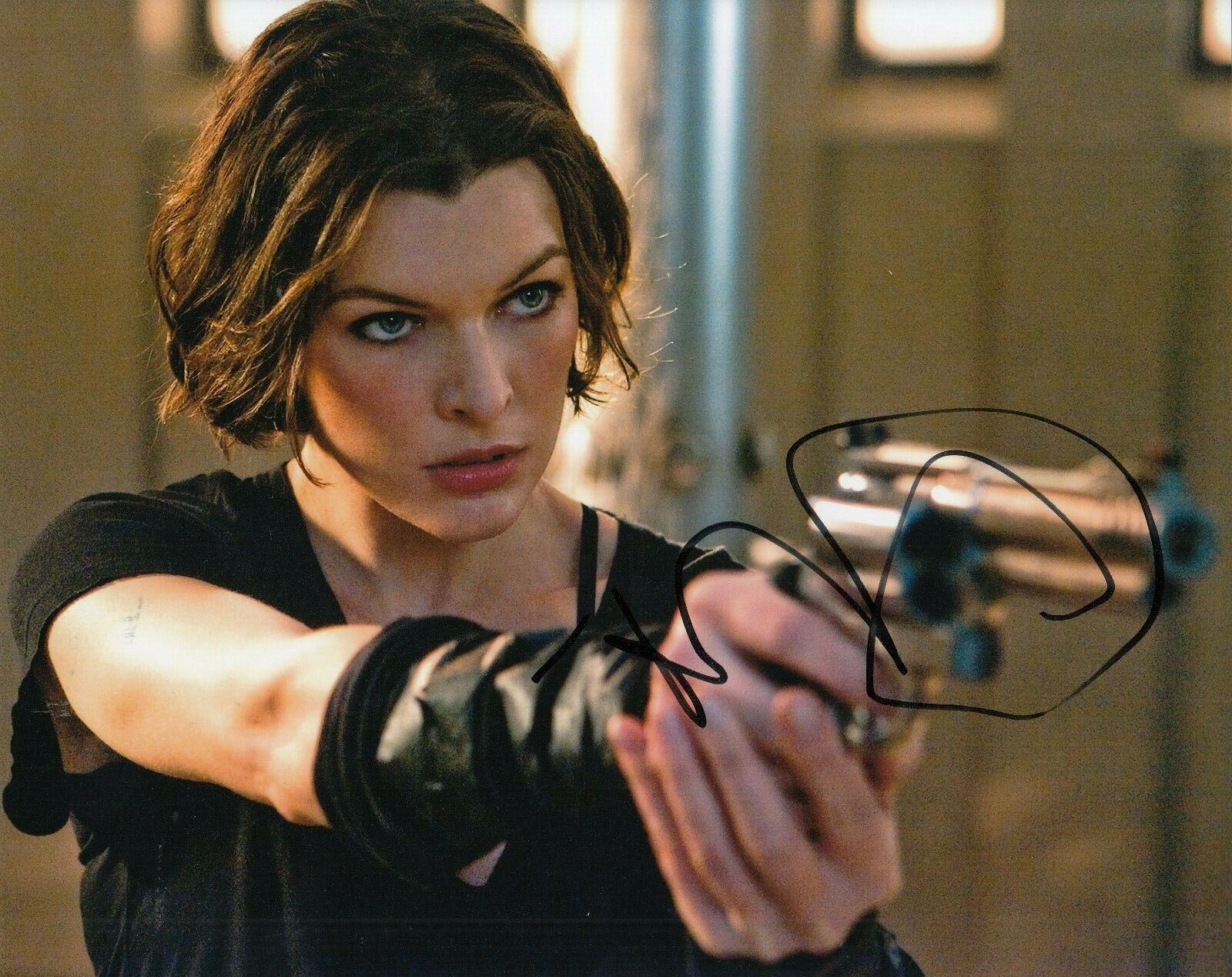 MILLA JOVOVICH signed (RESIDENT EVIL) Movie 8x10 Photo Poster painting Alice *PROOF* W/COA #3