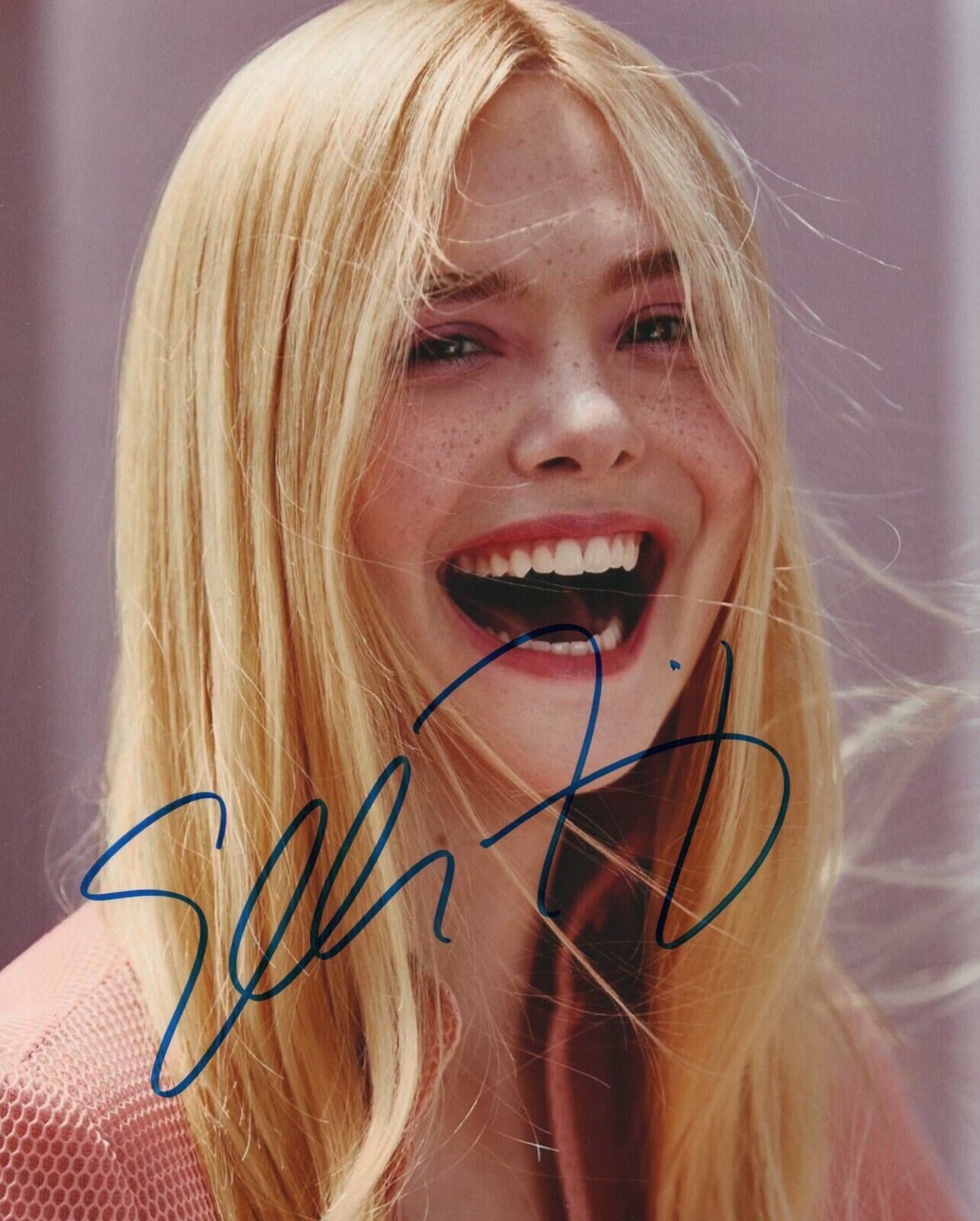 Autographed Elle Fanning signed 8 x 10 Photo Poster painting Great Condition